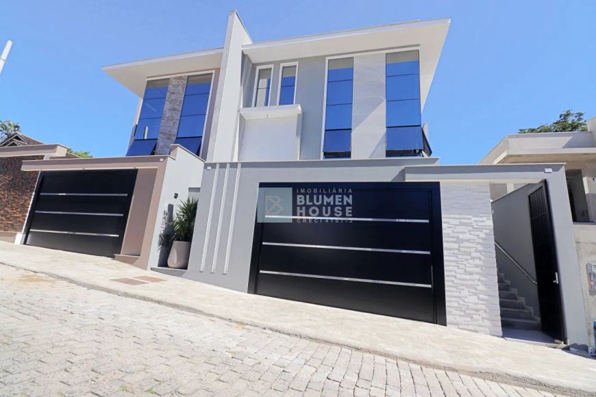 Casa de alto padrão com 3 suítes no bairro Vila Nova!