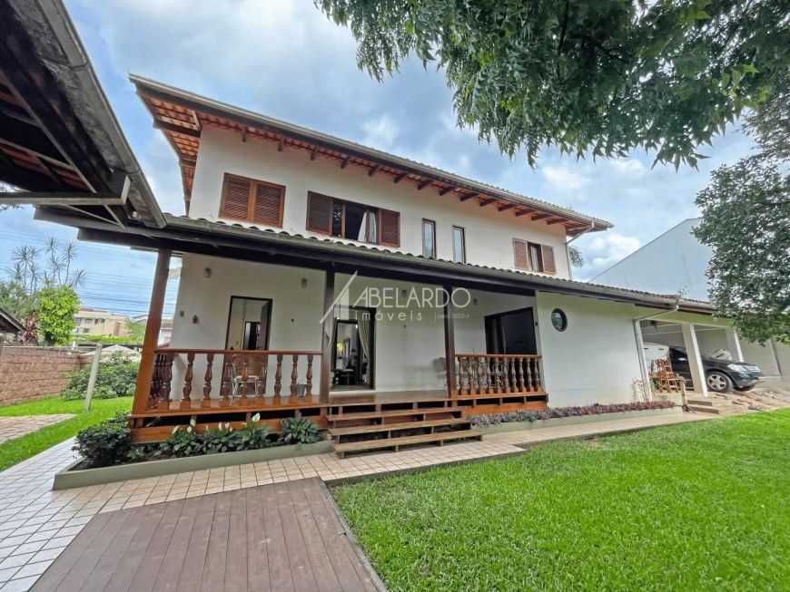 CASA MOBILIADA E EQUIPADA, COM ÁREA CONSTRUÍDA DE 484M², TERRENO AMPLO COM 1.146 M² - BAIRRO ITOUPAV