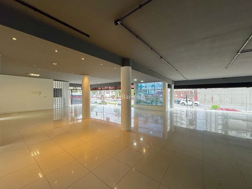 Loja Comercial com 340m², linda vitrine frontal evescritórios no bairro Victor Konder em Blumenau