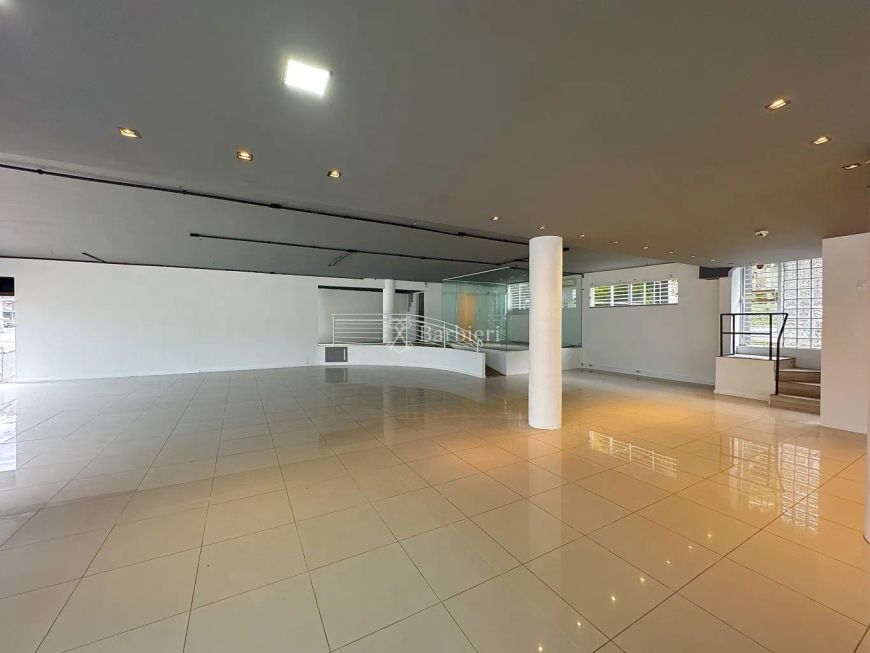 Loja Comercial com 340m², linda vitrine frontal evescritórios no bairro Victor Konder em Blumenau