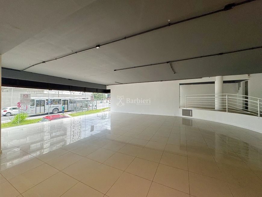 Loja Comercial com 340m², linda vitrine frontal evescritórios no bairro Victor Konder em Blumenau