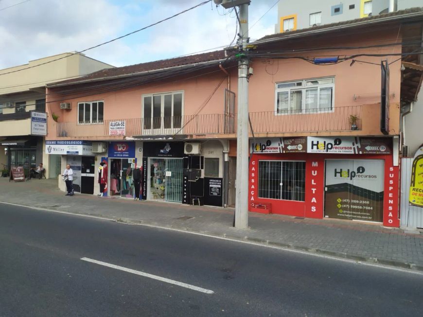 Prédio comercial localizado em corredor de serviço em Blumenau