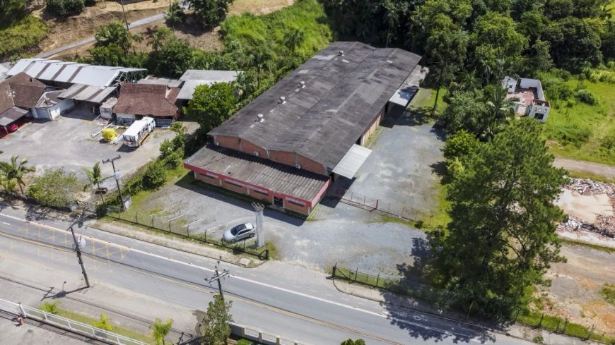 Otimo terreno com galpão em corredor de serviço
