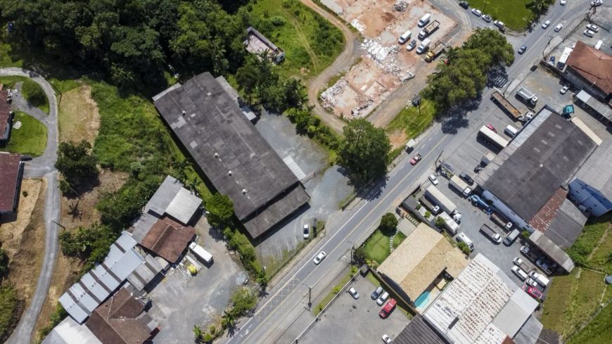 Otimo terreno com galpão em corredor de serviço