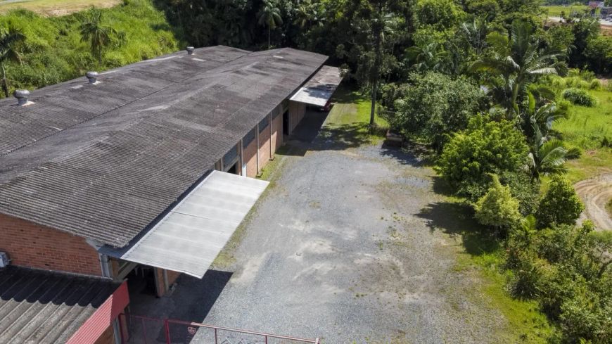 Otimo terreno com galpão em corredor de serviço