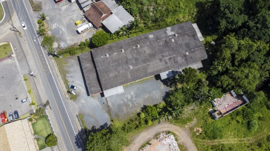 Otimo terreno com galpão em corredor de serviço