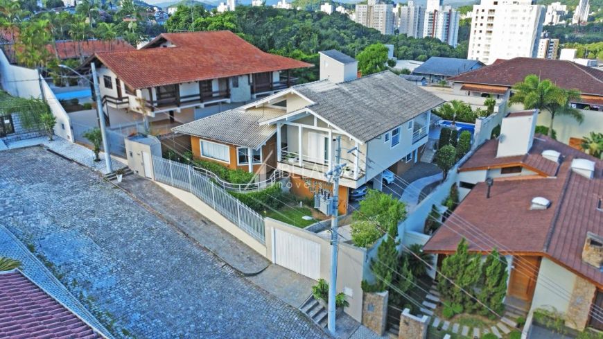 AMPLA RESIDÊNCIA COM 3 SUITES, PISCINA, GARAGEM PARA 4 AUTOMÓVEIS - BAIRRO VELHA