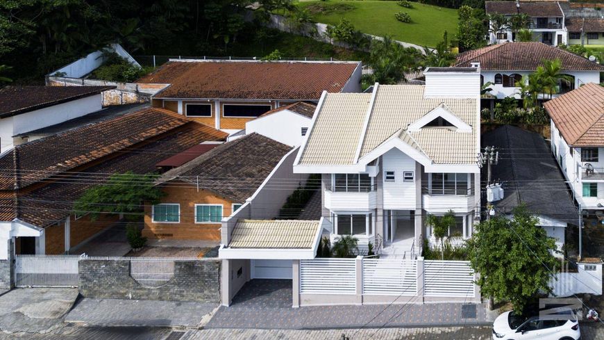 Casa de Alto Padrão a Venda 3 Suítes e Campo de Futebol no bairro Escola Agrícola em Blumenau