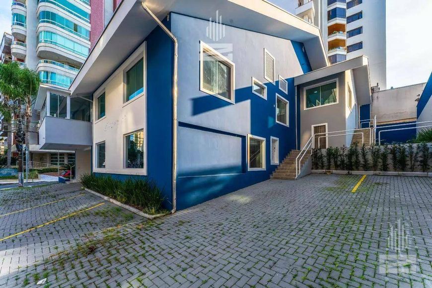 Casa comercial e bem localizada para locação no bairro Jardim Blumenau
