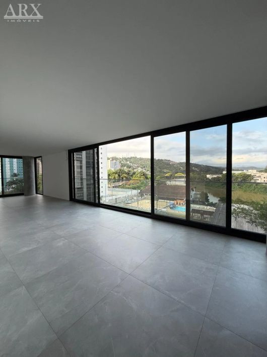 Apartamento novo, alto padrão, localizado na Ponta Aguda