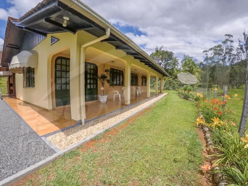 Sítio com 9.517,00m² de área, com casa de alvenaria, no bairro Fidélis em Blumenau!