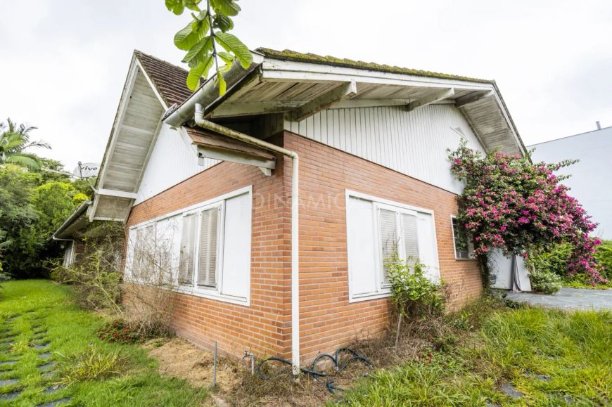 Linda casa plana no bairro mais charmoso de Blumenau, podendo ser para moradia ou utilizada para com