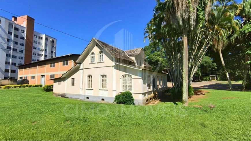 Oportunidade Única! Terreno com Galpão e Casa Típica Enxaimel