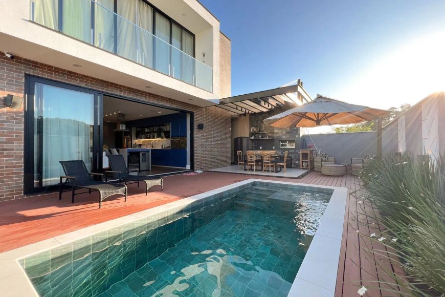 Casa de Alto Padrão em condomínio fechado!!!
