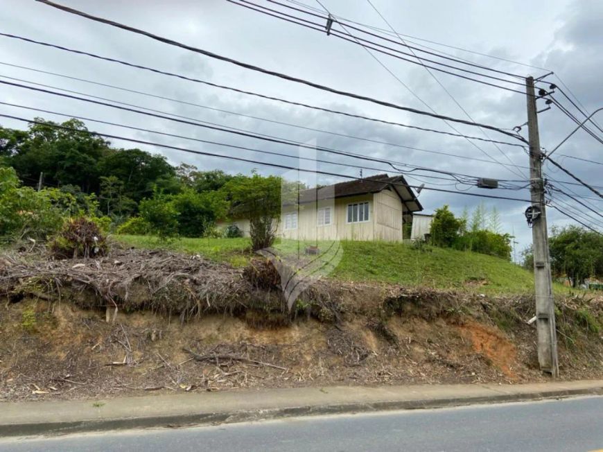 Terreno à venda em corredor de serviço no bairro Água Verde
