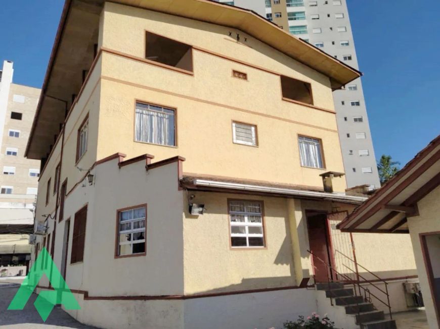 Imóvel residencial/comercial, com 3 pavimentos no Bairro da Velha!!