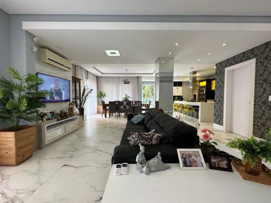 Casa com 03 quartos, sendo 01 suíte e 400,00m², à venda por R$ 2.490.000,00 no bairro Salto do Norte