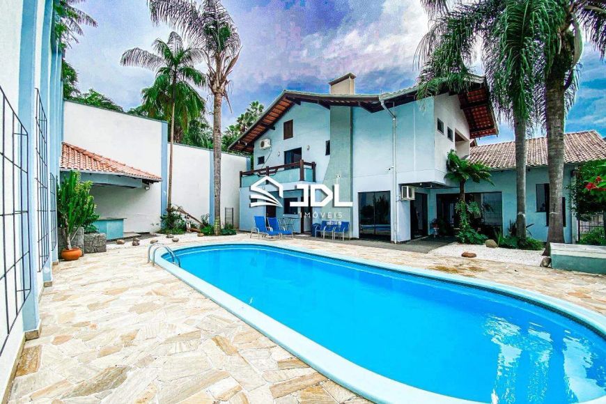 Casa de alto padrão no Bairro da Velha, em condomínio com vigilante 24 horas. Próximo a Vila Germâni