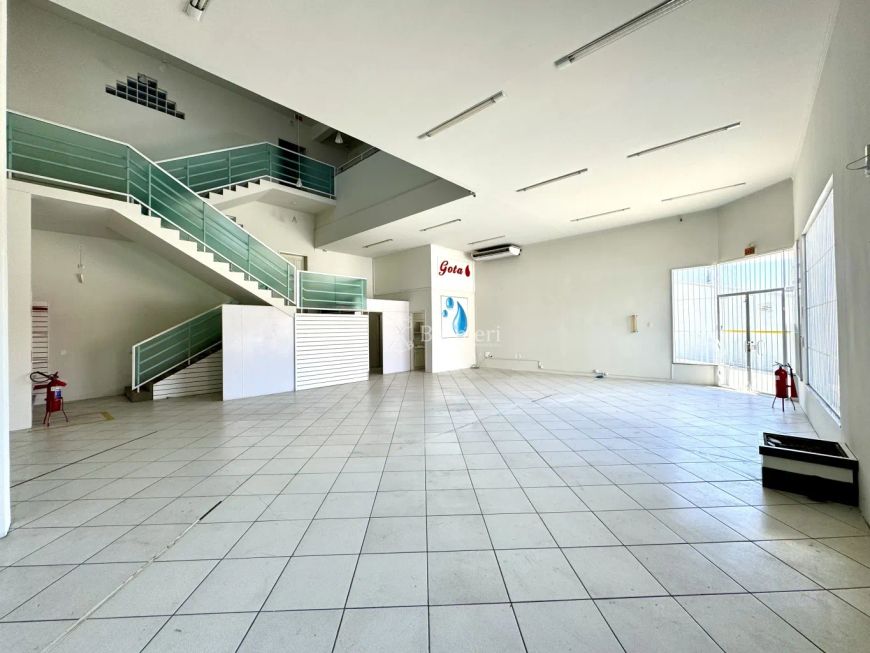Galpão estilo prédio comercial completo, com loja, na Vila Nova, para locação.