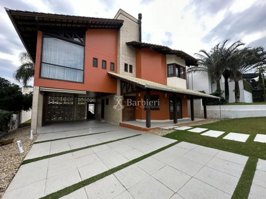 Casa com 3 suítes com 3 vagas no bairro Itoupava norte em Blumenau/SC