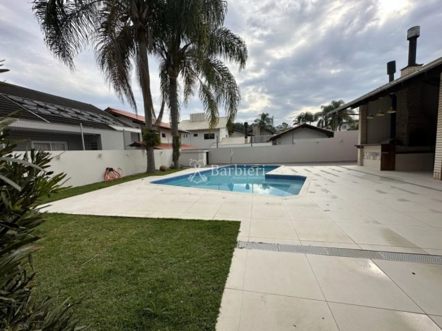 Casa com 3 suítes com 3 vagas no bairro Itoupava norte em Blumenau/SC