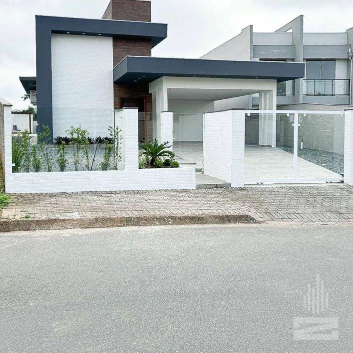 Linda Casa à Venda com 3 Dormitórios e com Piscina no bairro Fidélis em Blumenau