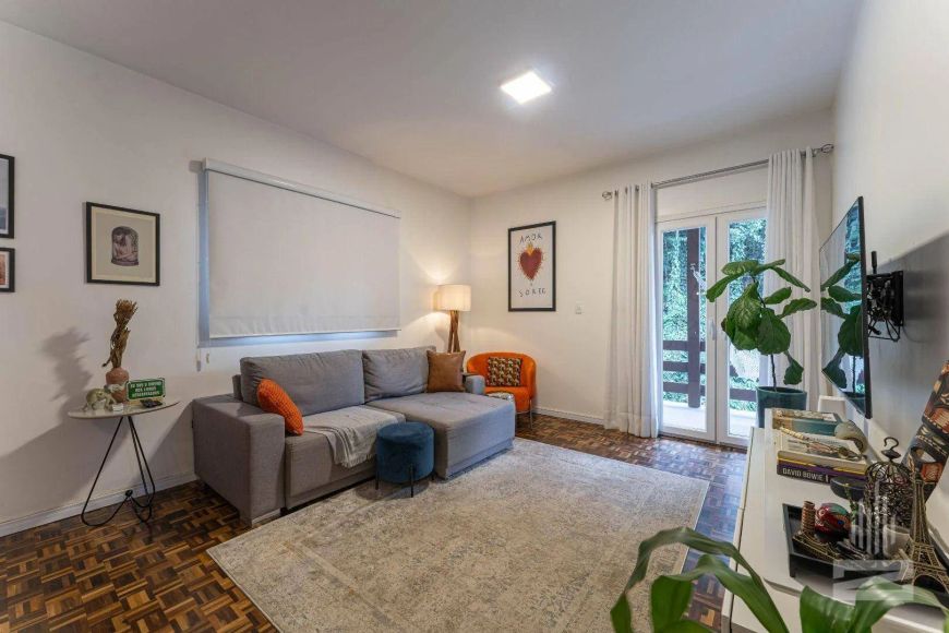 Linda Casa à Venda com 2 Dormitórios e Semimobiliado em Ótima Localização no bairro Victor Konder em