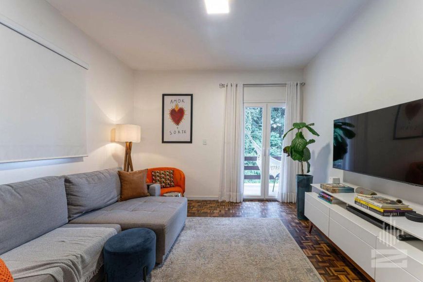 Linda Casa à Venda com 2 Dormitórios e Semimobiliado em Ótima Localização no bairro Victor Konder em
