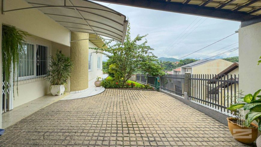 Excelente Casa à Venda com 3 Dormitórios e Semimobiliada no bairro Fortaleza em Blumenau