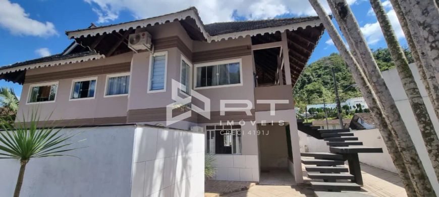 Linda Casa com Piscina à 3 minutos do Centro