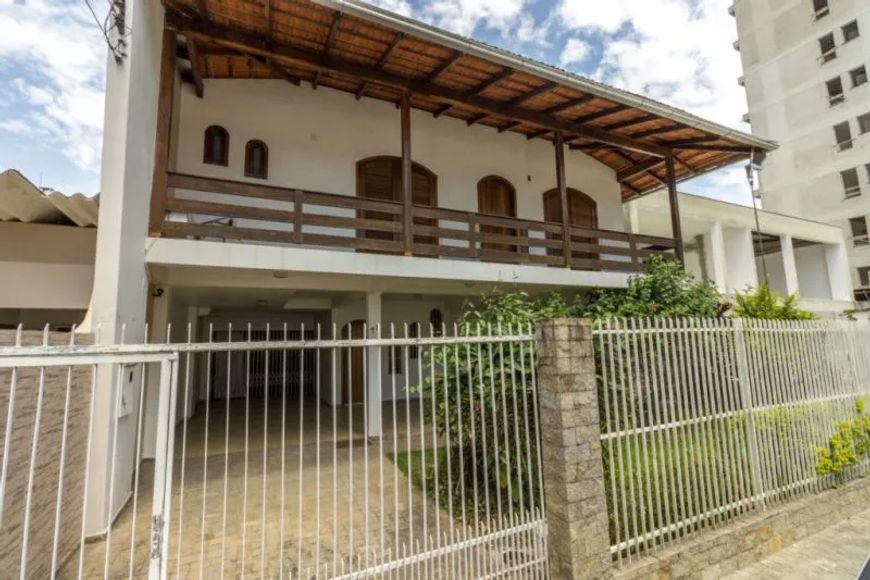 Ampla casa com 291m² próximo ao hospital da UNIMED - Vila Nova.