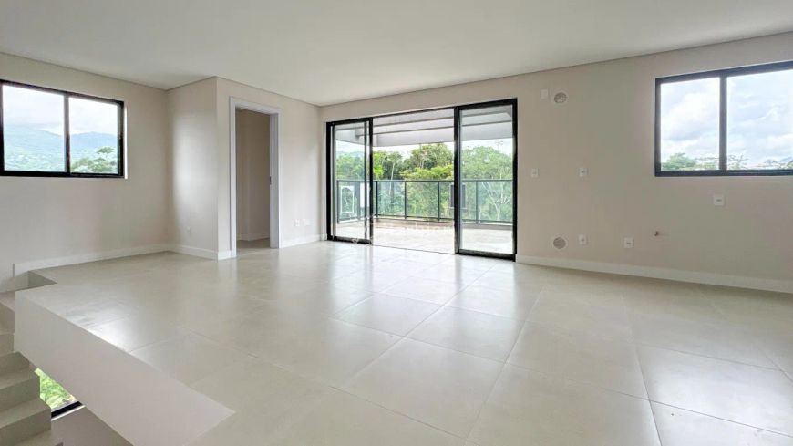 Cobertura duplex com 4 suítes, 216 m² de área privativa no bairro Água Verde em Blumenau/SC