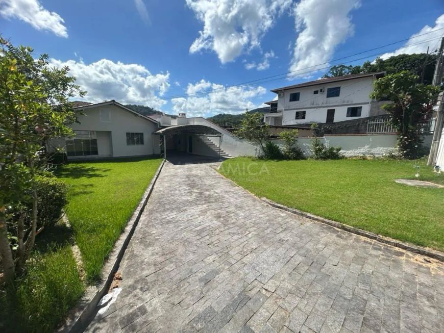 Casa toda com 150 m² toda murada com lindo gramado em rua sem saída.