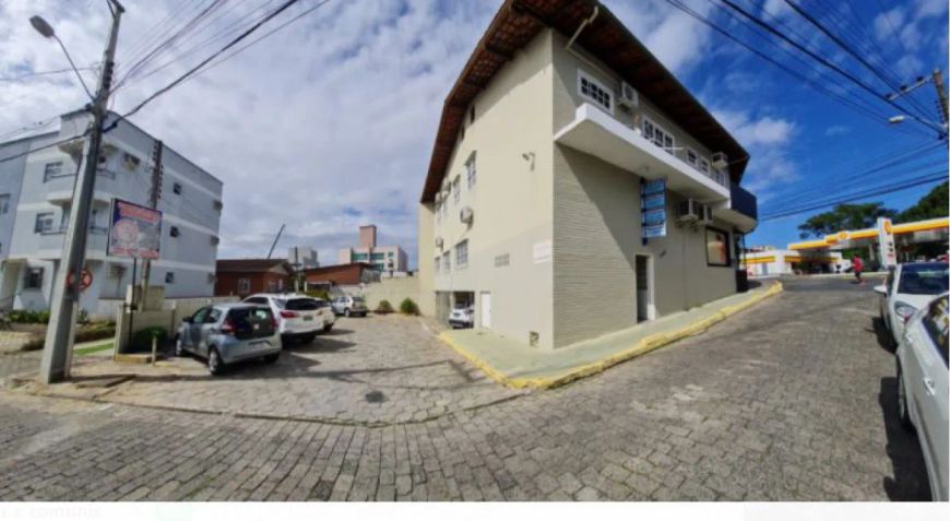 Prédio comercial em corredor de serviço com 433m².