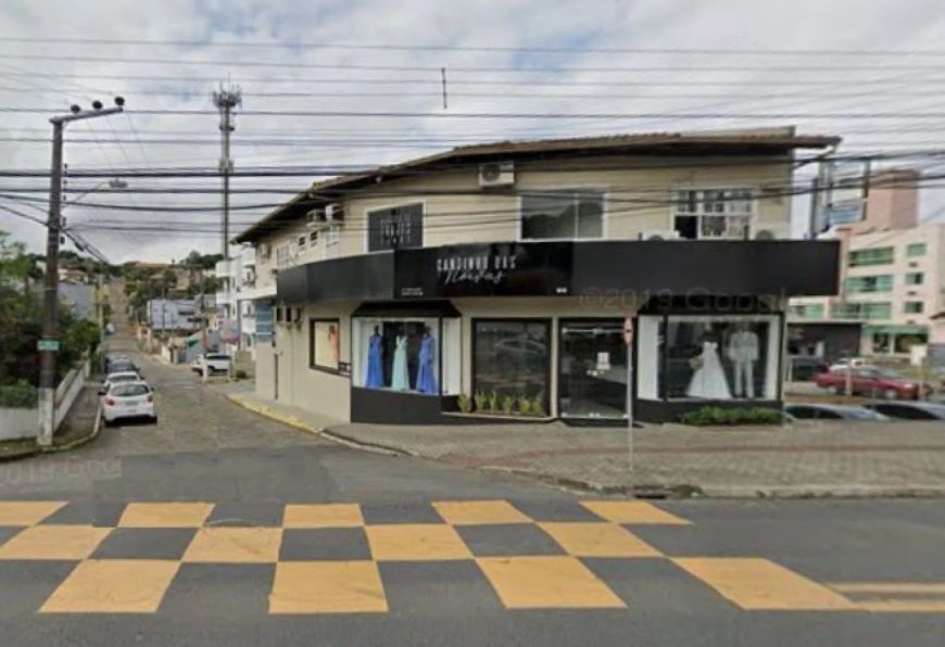 Prédio comercial em corredor de serviço com 433m².