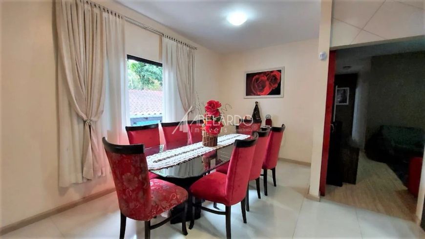 Excelente casa no bairro Salto do Norte ideal para duas famílias, com uma localização privilegiada.