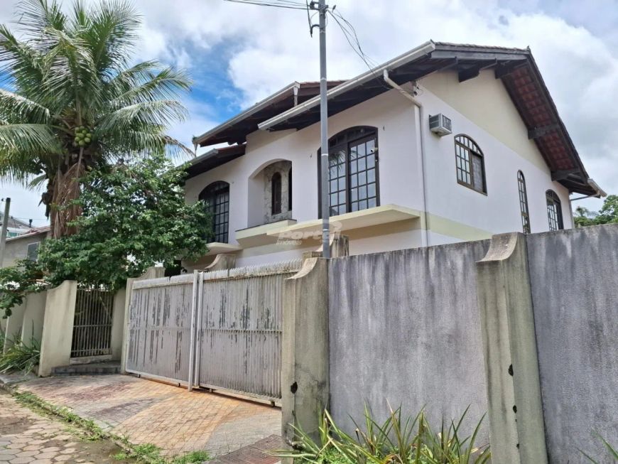 Casa bairro da Velha com área construída de 246m² próximo a Villa Germânica.