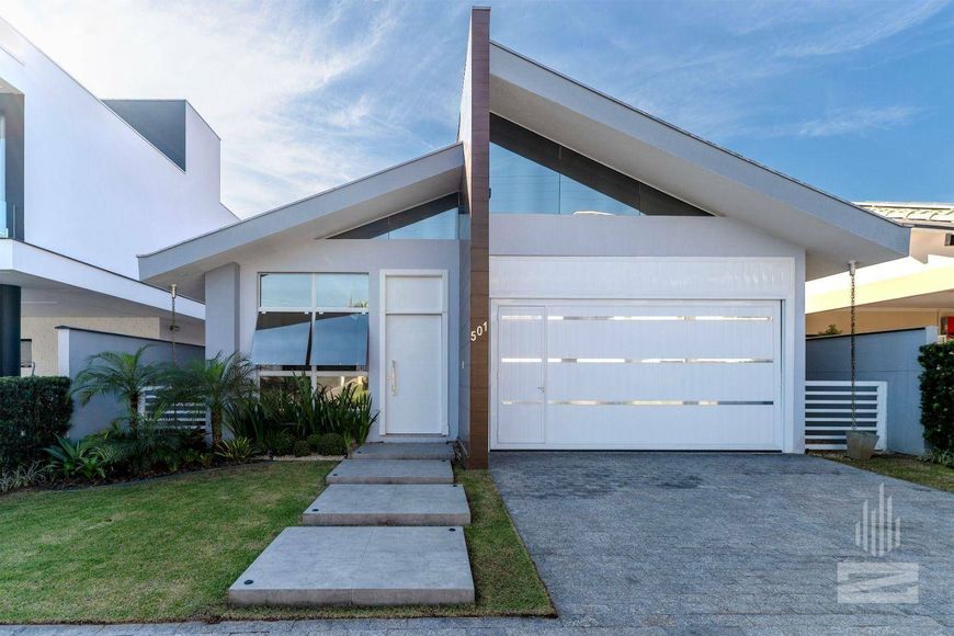 Incrível Casa PLANA à Venda em Condomínio Fechado com 3 Suítes e Totalmente Mobiliada no bairro Itou