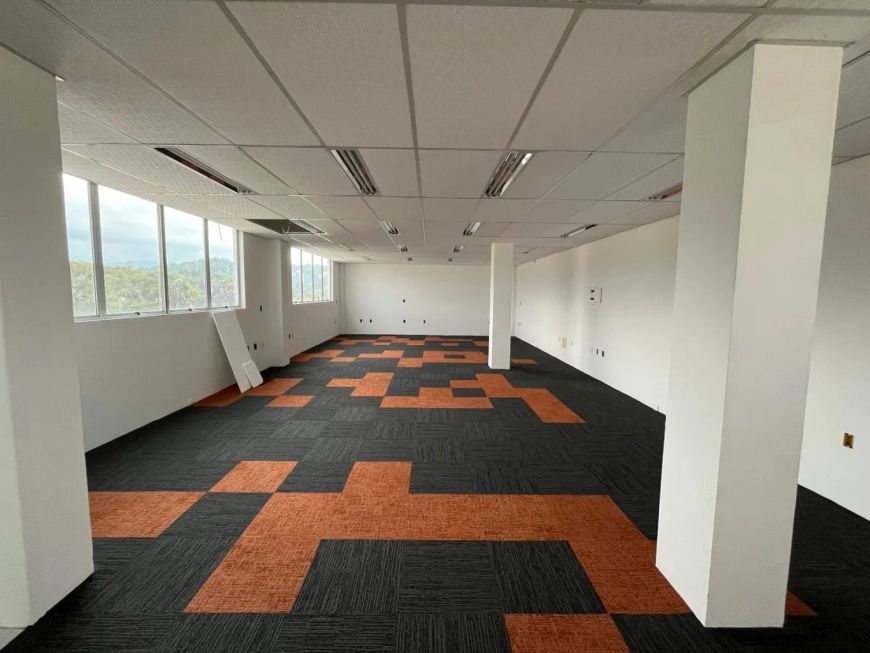 Excelente sala comercial com aproximadamente 446m² localizada no bairro Itoupava Norte.