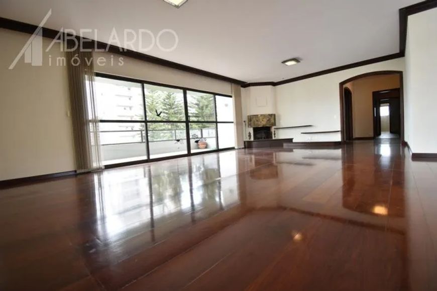 ABELARDO IMÓVEIS - Amplo apartamento de 3 suítes a venda no bairro Ponta Aguda, 347 m² privativos, a