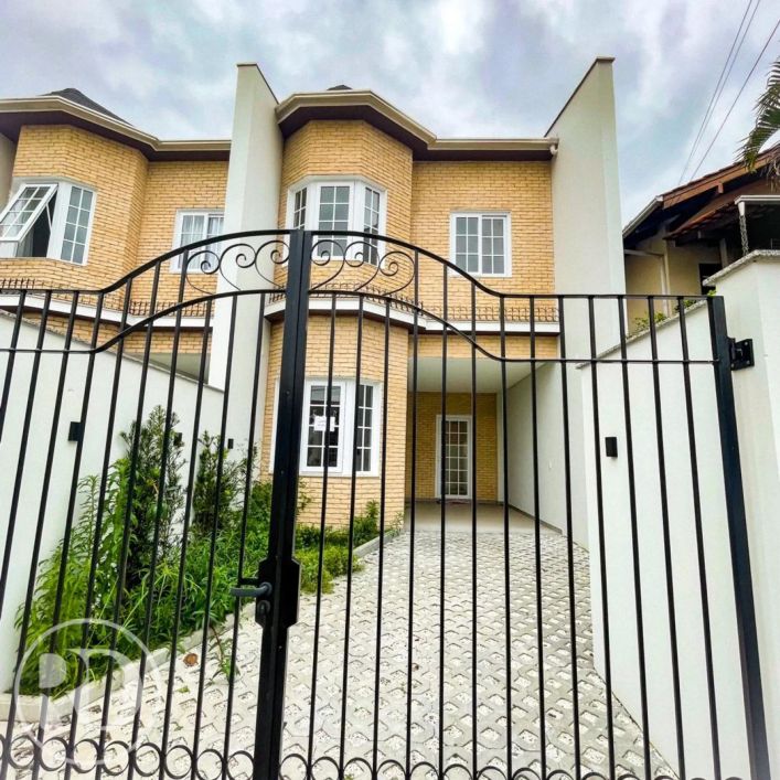 Vendo Lindo Sobrado, 03 Quartos (01 Suíte) - Bairro Água Verde