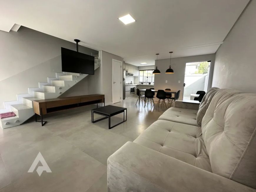 Sobrado triplex, com 3 dormitórios, no bairro Vila Nova