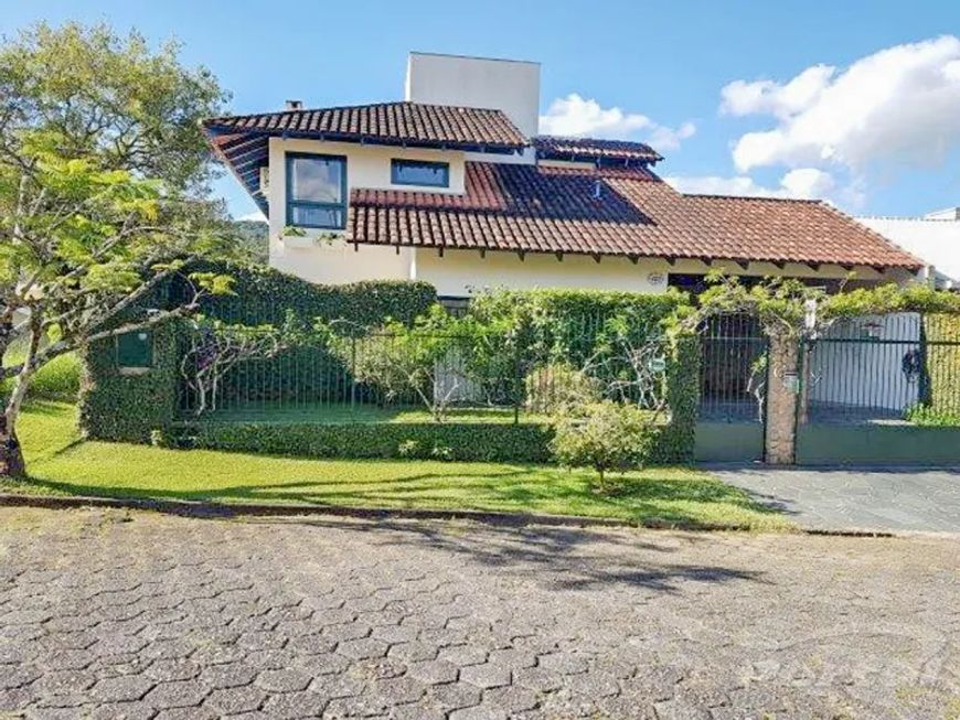 Casa no bairro Vorstadt.O imóvel possuí 372,50m² distribuídos em 3 suítes com sacada, sendo uma suít