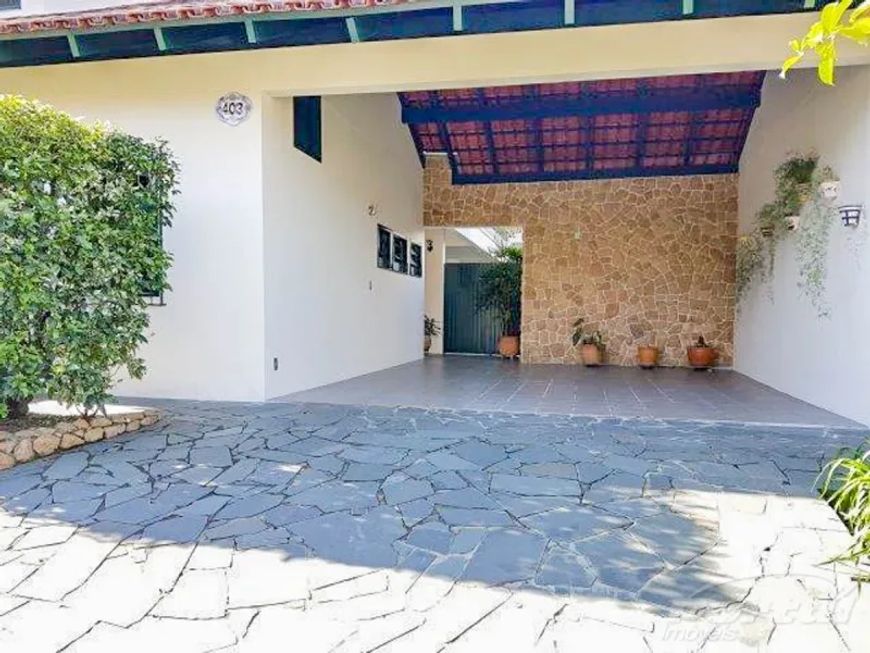 Casa no bairro Vorstadt.O imóvel possuí 372,50m² distribuídos em 3 suítes com sacada, sendo uma suít