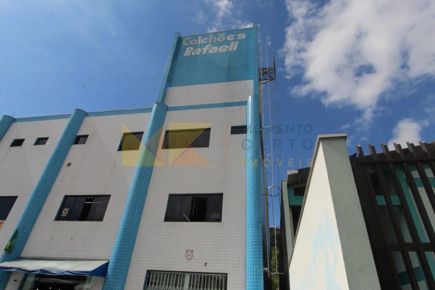 Excelente oportunidade comercial e residencial ! Galpão com 1,375 m² + 4 apartamentos a venda na rua