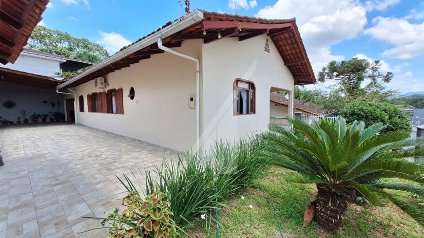 Aconchegante residência plana e semimobiliada de 3 dormitórios!!!