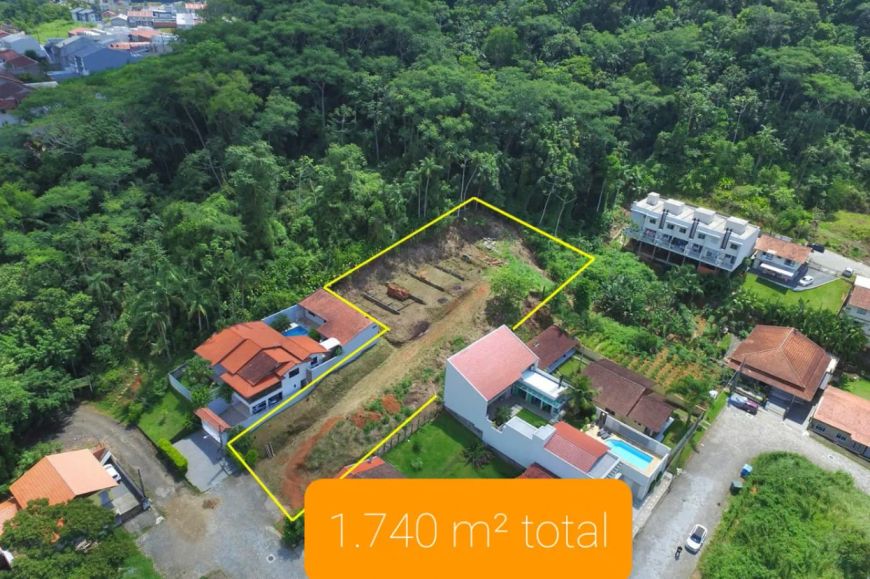 AMPLO E PLANO TERRENO localizado na Rua Kurt Prayon, excelente para casas geminadas.