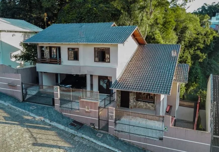 Casa para venda tem 400 metros quadrados com 3 quartos em Água Verde - Blumenau - Santa Catarina