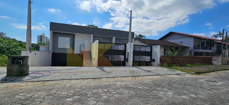 Sobrado, novo, Bairro Velha, em transversal da Rua Dos Caçadores imediações da rotatória com General