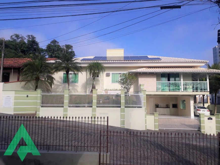 Ótima casa semi mobiliada á venda, no Bairro Água Verde!!